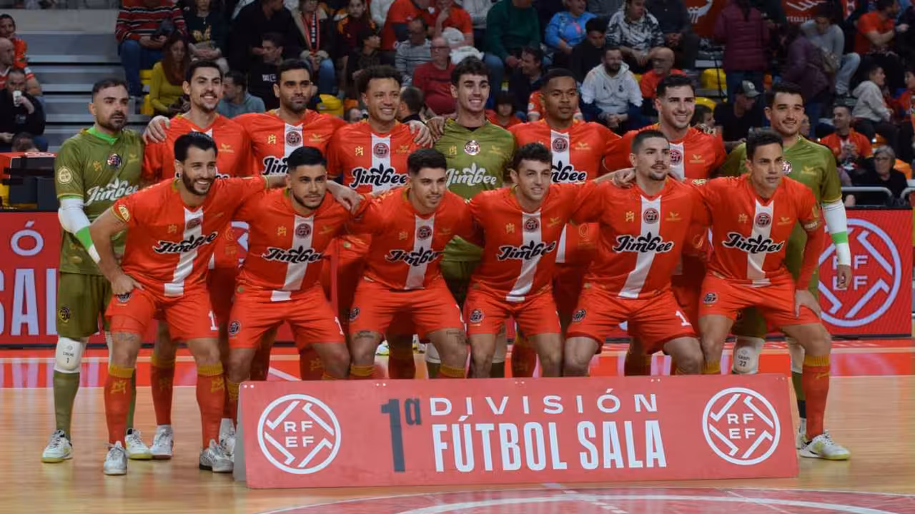 El plantel del conjunto melonero posa antes del partido europeo ante el Luxol/Foto: JIMBEE CARTAGENA