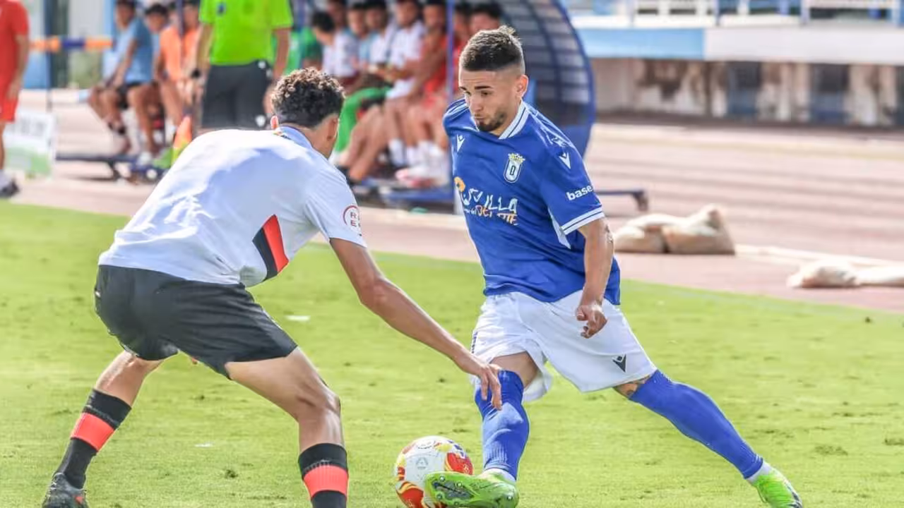 Pitu controla un balón en un encuentro de esta temporada con el conjunto norteafricano/Foto: UD MELILLA