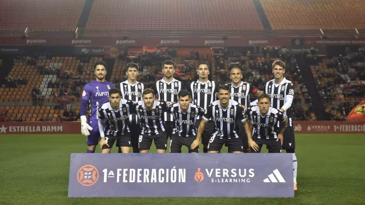 El once alineado por Javi Rey en Tarragona con las novedades de Iv&aacute;n en porter&iacute;a, y de Blasis en el centro del campo/Foto: FC CARTAGENA