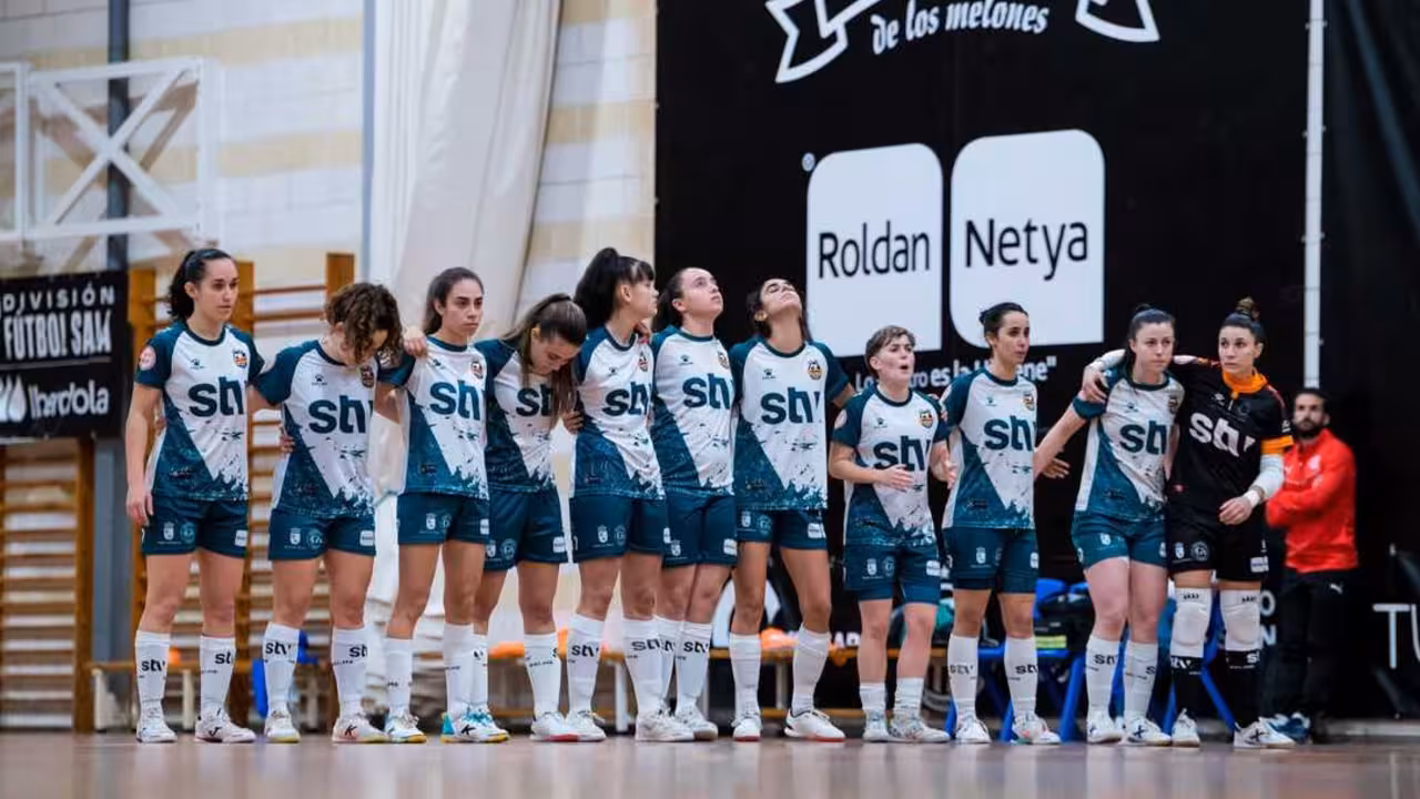 Las jugadoras del equipo pachequero, concentradas durante la tanda de penaltis/Foto: STV ROLD&Aacute;N