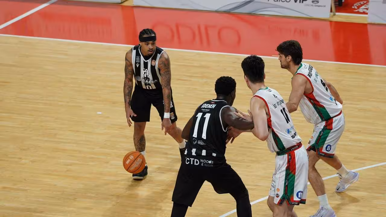 El equipo c&aacute;ntabro no perdon&oacute; e hizo valer su superioridad en la pista/Foto: CB CARTAGENA