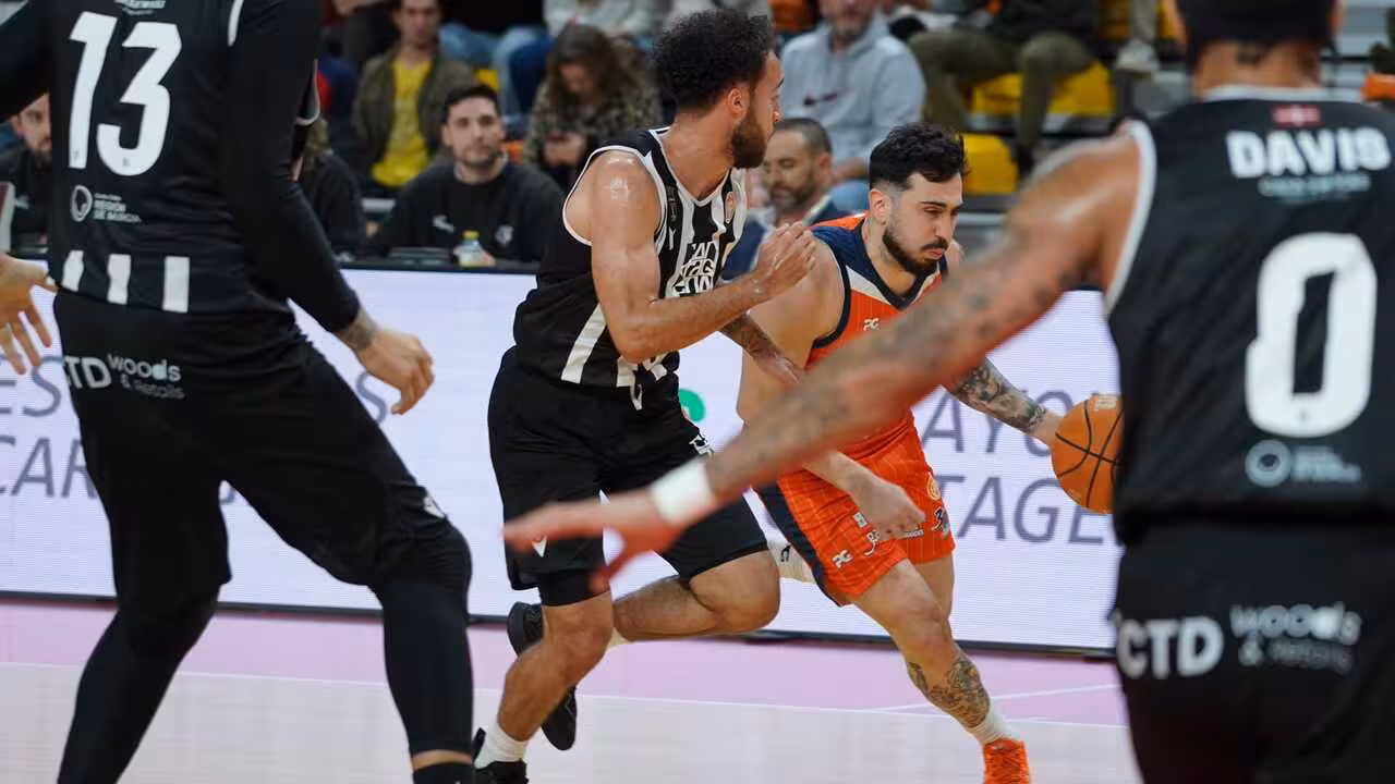 El conjunto gallego tuvo que sudar la gota gorda para llevarse una victoria trabajada en Cartagena/Foto: CB CARTAGENA