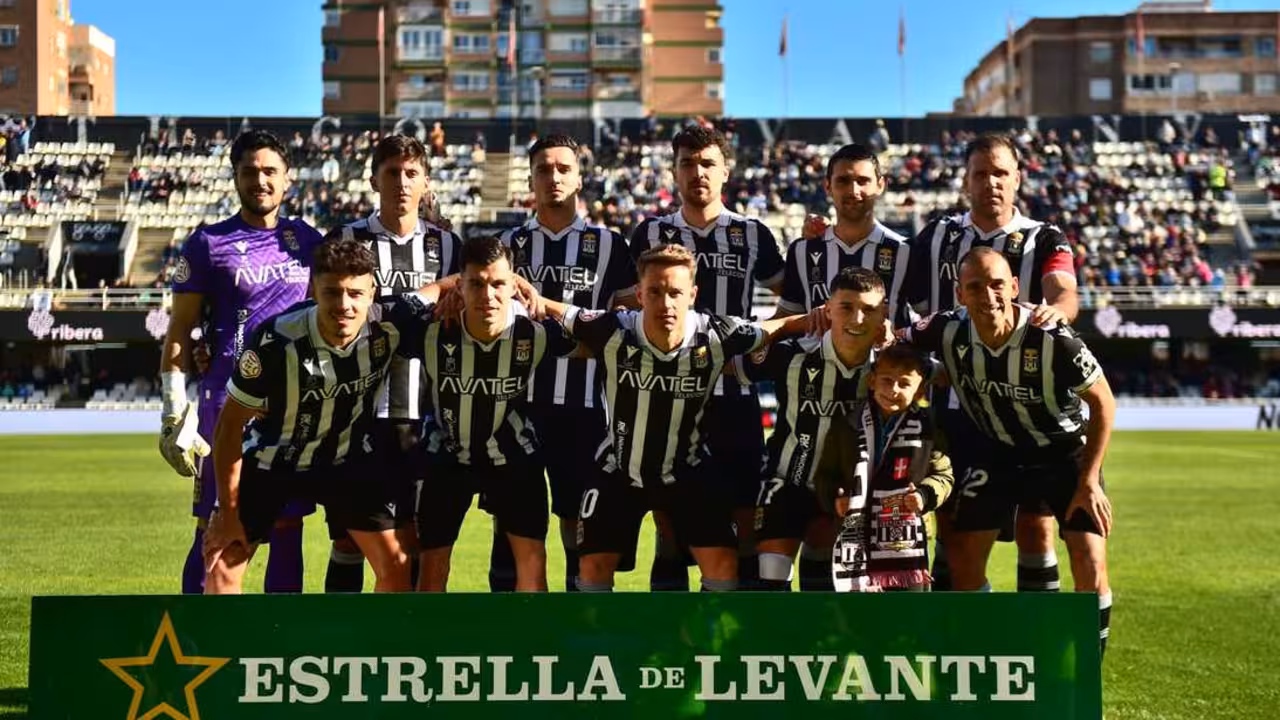 Once inicial del equipo albinegro ante el Ibiza, con la novedad de Larrea como titular/ Foto: FC CARTAGENA