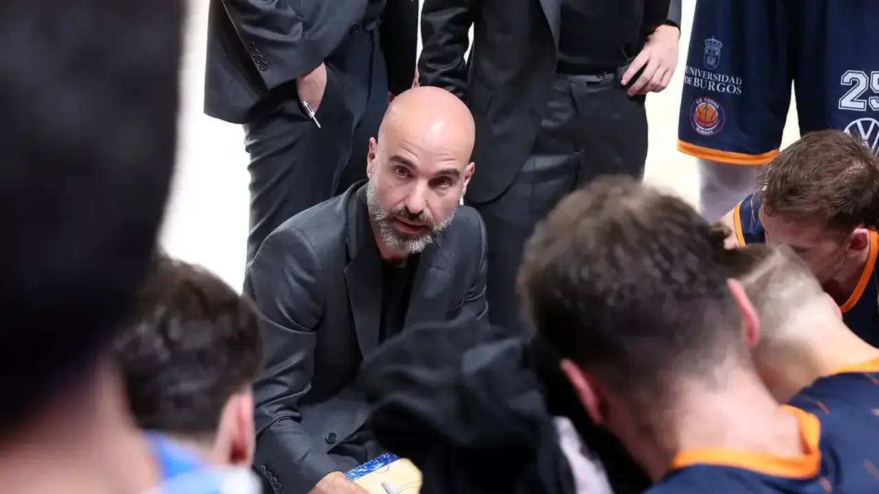Jordi Juste dirigiendo al equipo burgal&eacute;s en un encuentro de esta temporada/Foto: GRUPO URETA TIZONA BURGOS
