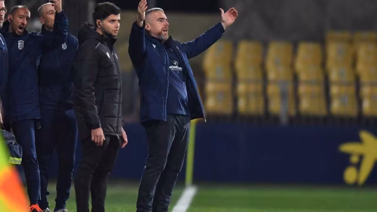 Javi Rey, que ya empieza a estar cuestionado, protestando una jugada en el &aacute;rea/Foto: FC CARTAGENA