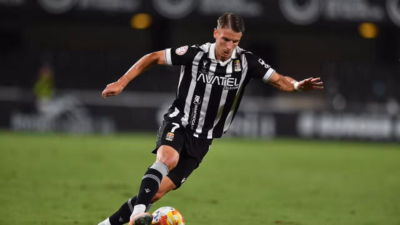 Tras una vuelta del campeonato, Carlos Calder&oacute;n y el conjunto albinegro separan sus caminos/Foto: FC CARTAGENA