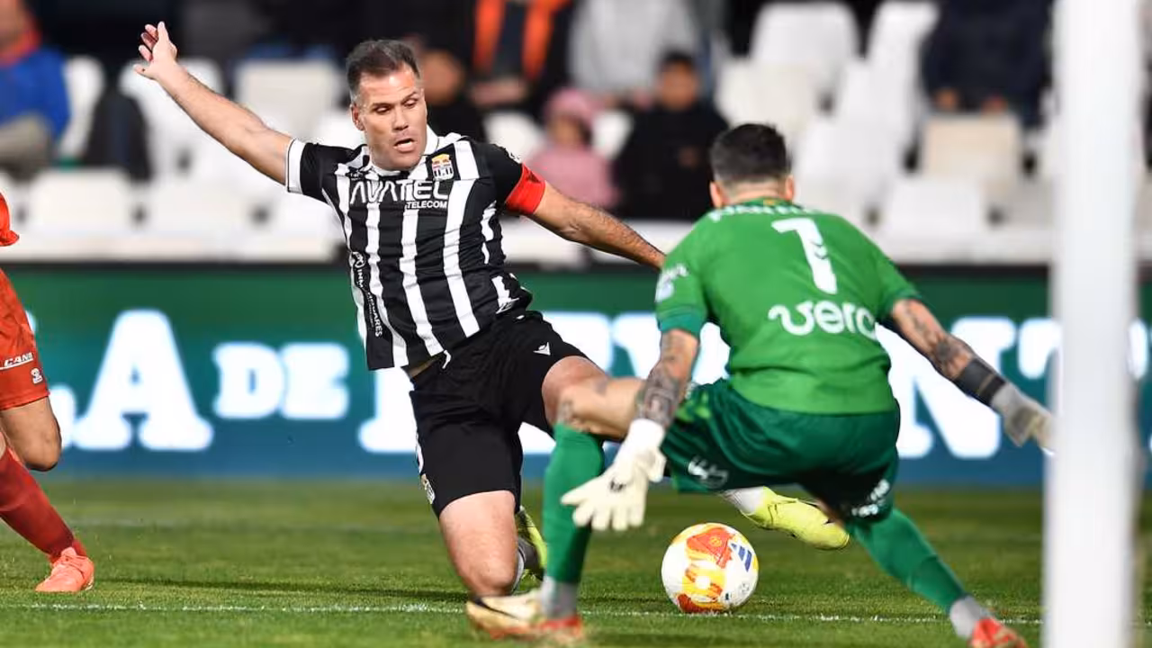 Ortu&ntilde;o pelea por un bal&oacute;n en la primera parte ante el Europa, poco antes de caer lesionado/Foto: FC CARTAGENA