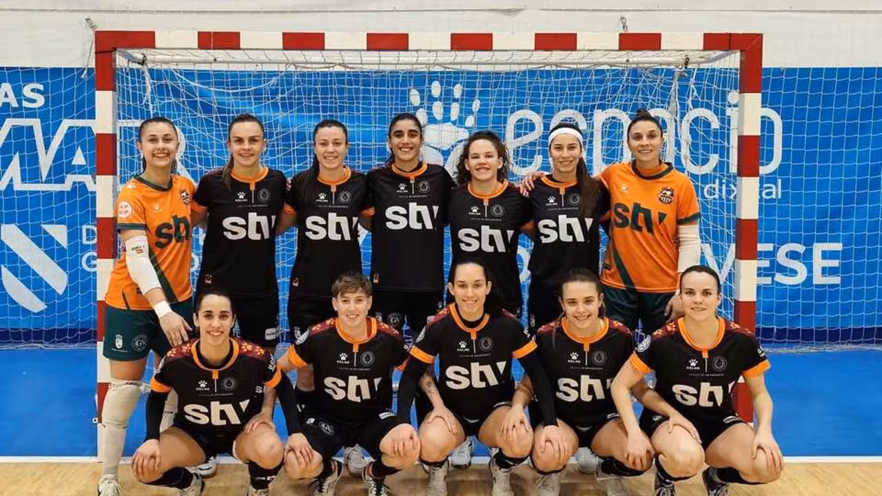 Las jugadoras del equipo pachequero antes de dar comienzo el partido en tierras gallegas/Foto: STV ROLD&Aacute;N