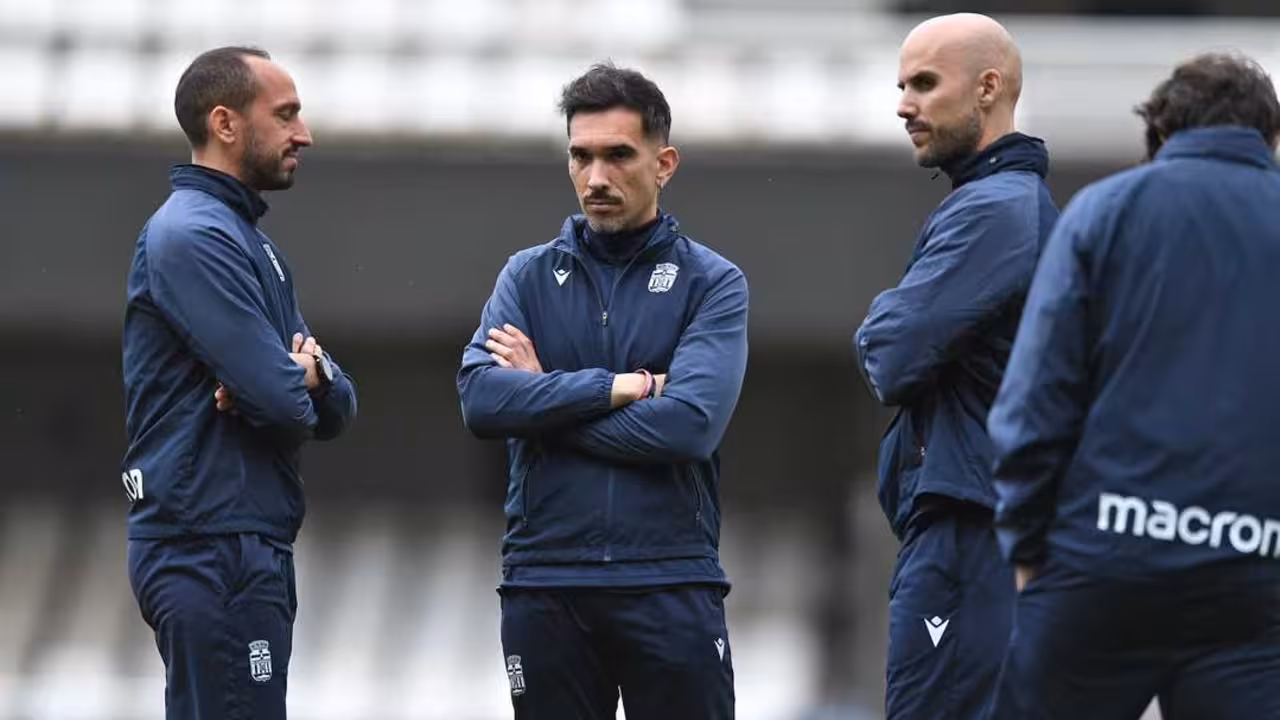 Ra&uacute;l Guill&eacute;n en el centro de la imagen, junto a Miguel Prada (izda) y el resto de componentes del cuerpo t&eacute;cnico/Foto: FC CARTAGENA