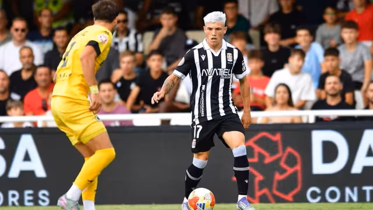 Kevin S&aacute;nchez conduce un esf&eacute;rico en el encuentro de la primera vuelta que se sald&oacute; con victoria albinegra en casa/Foto: FC CARTAGENA