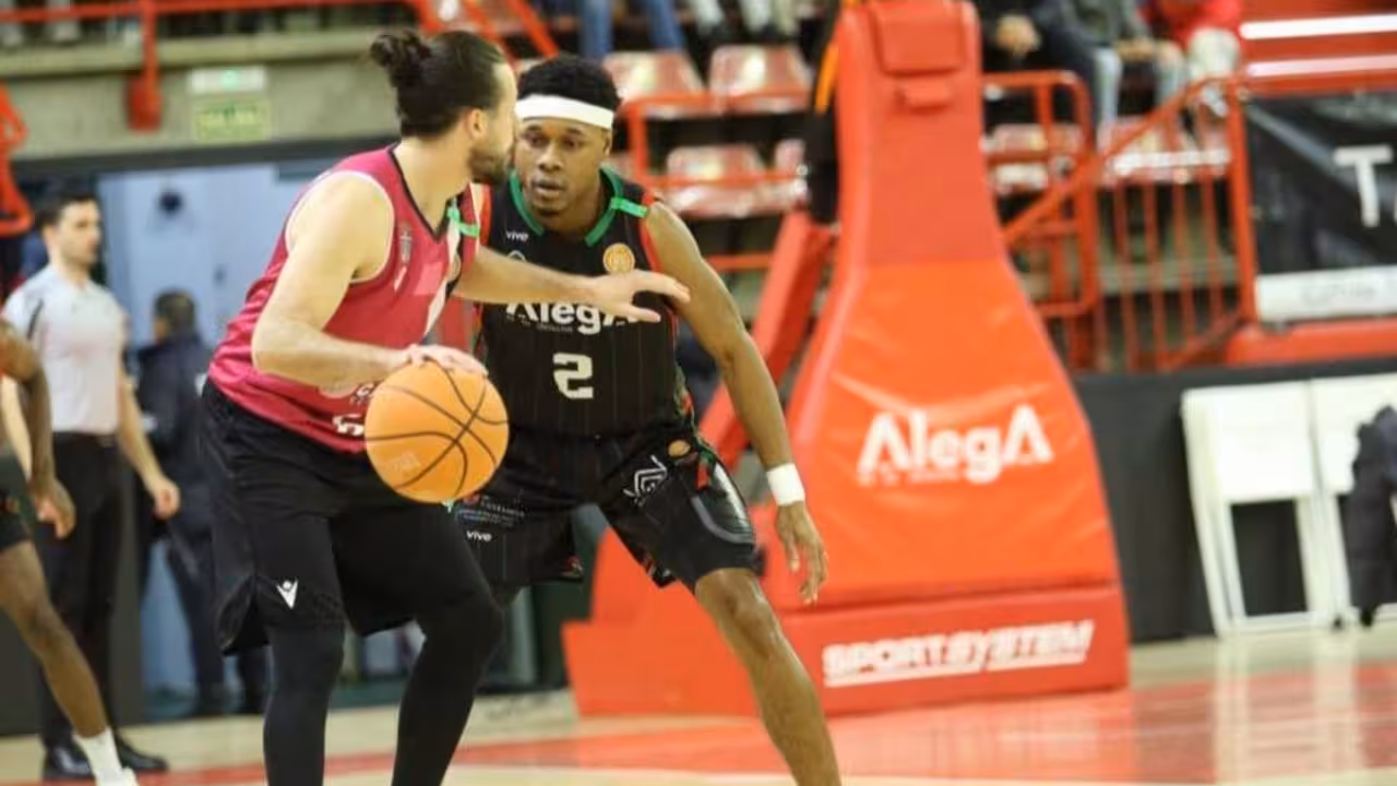 El conjunto cartagenero pele&oacute; y dio la cara hasta el final, pero sali&oacute; derrotao de Torrelavega este s&aacute;bado/Foto: CB CARTAGENA