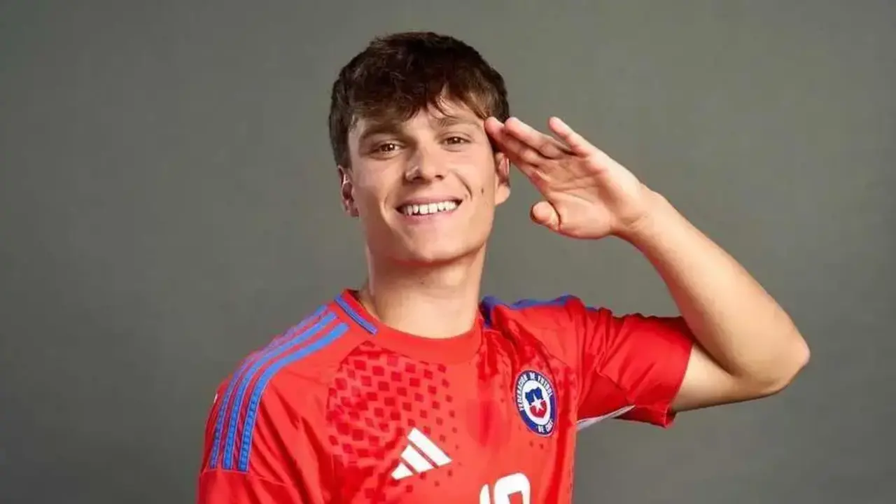 Willy Chatiliez con la indumentaria de Chile/ RRSS