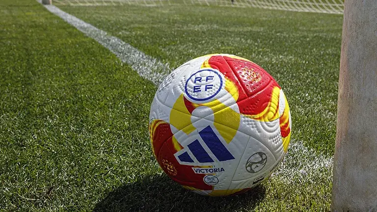 Este balón será el protagonista de la nueva andadura del equipo albinegro en Primera RFEF/Foto: RFEF