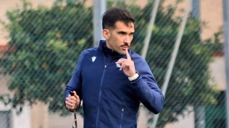 Ra&uacute;l Guill&eacute;n dirigiendo un entrenamiento del filial cartagenerista/Foto: FCC CANTERA