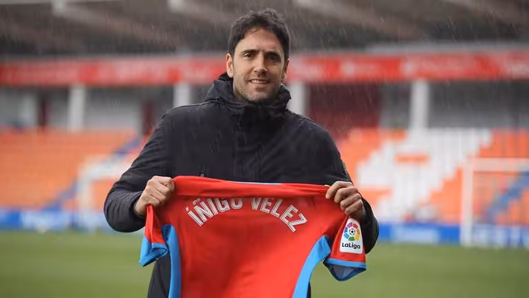 I&ntilde;igo V&eacute;lez en su presentaci&oacute;n con la Ponferradina/Foto: SD PONFERRADINA