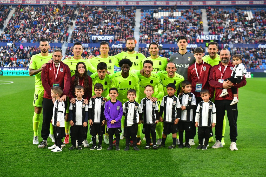 Formación inicial del equipo albinegro con las principales novedades de Musto y Delmás/FOTO: FC CARTAGENA