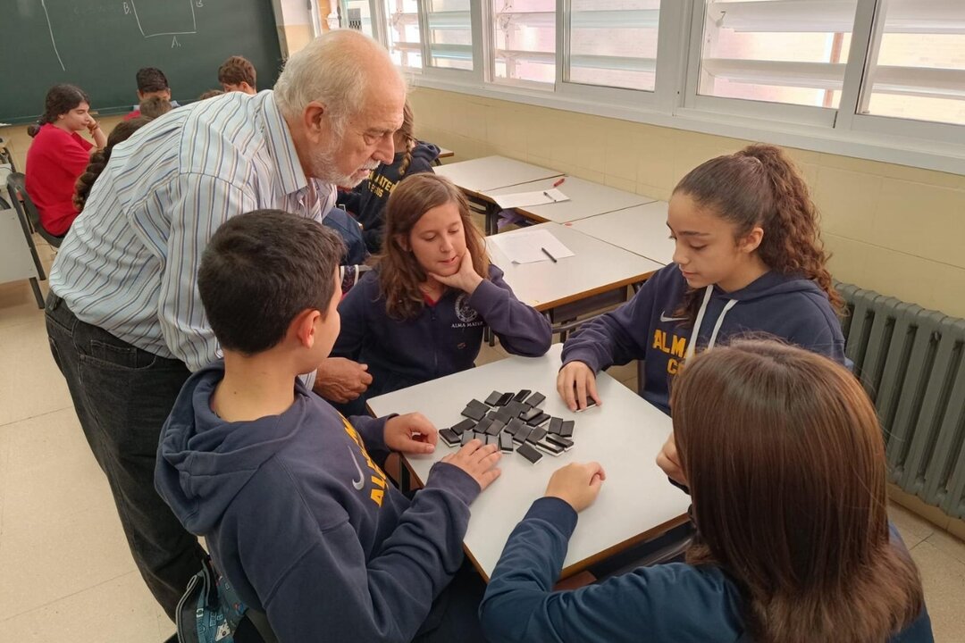 ESCOLARES JUGANDO AL DOMINÓ