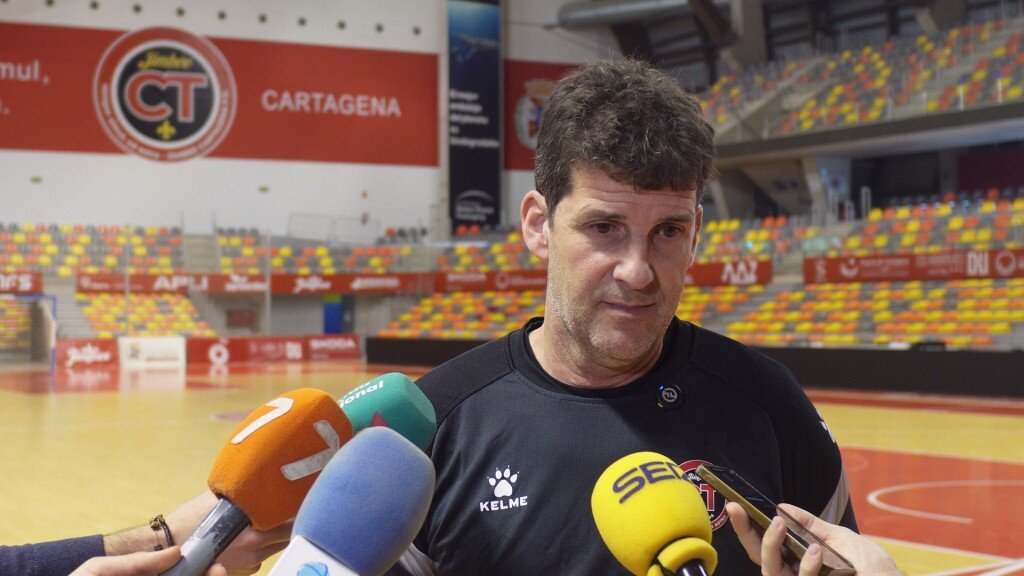 Duda atiende a los medios de comunicación en la previa ante Peñíscola/JIMBEE CARTAGENA
