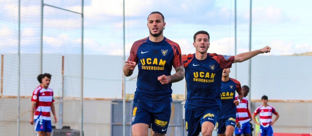 Los jugadores del UCAM Murcia celebran el tanto de la victoria en Granada la pasada semana/UCAM MURCIA