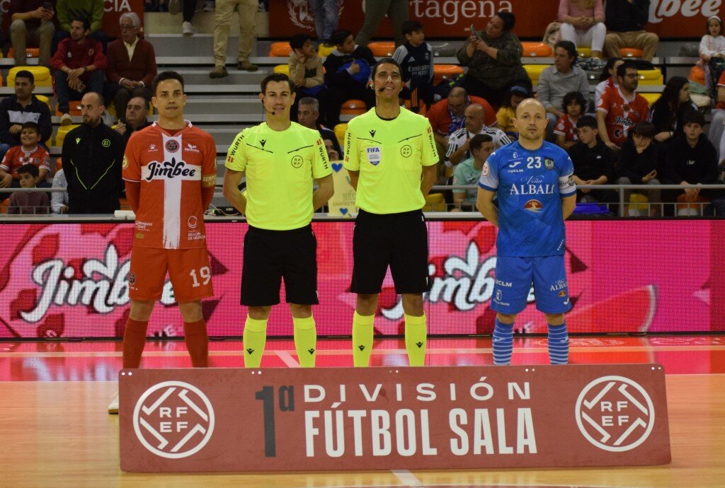 Los dos capitanes junto al equipo arbitral/VIÑA ALBALI VALDEPEÑAS