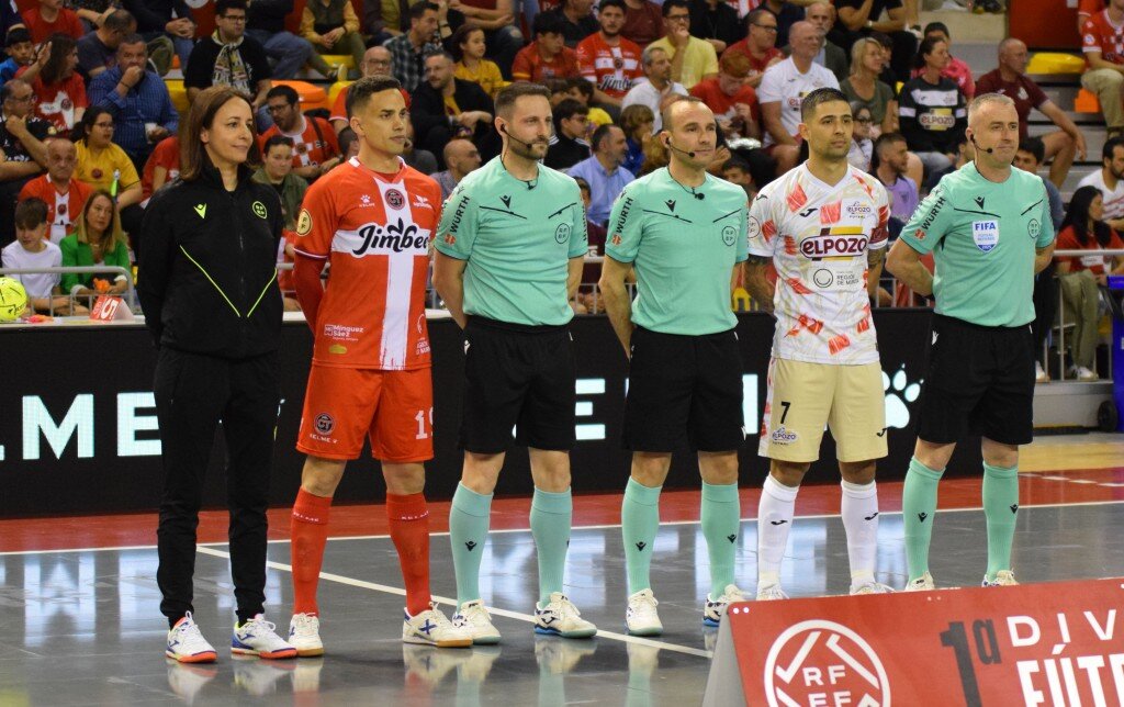 Los dos capitanes posan junto al equipo arbitral/JCT