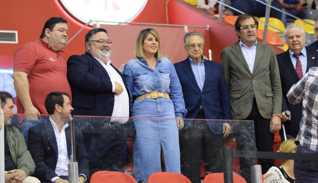 El palco de autoridades este viernes en el Palacio de los Deportes con Jiménez Bosque en el centro de la imagen acompañado de la alcaldesa Noelia Arroyo/JCT