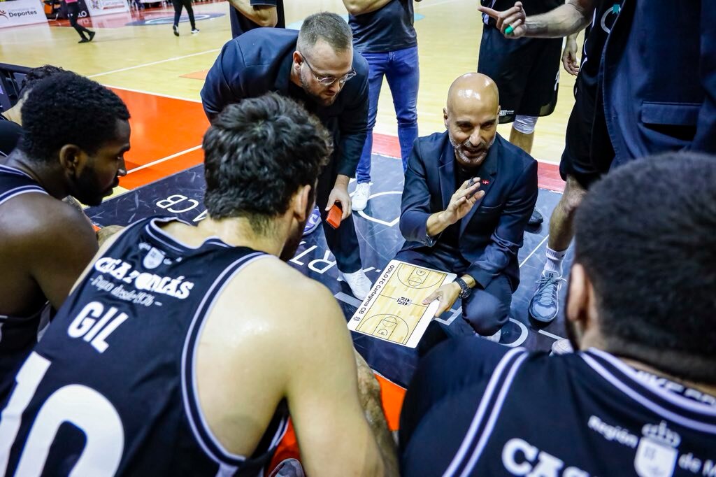 Jordi Juste da instrucciones a sus pupilos en el último cuarto/OCB