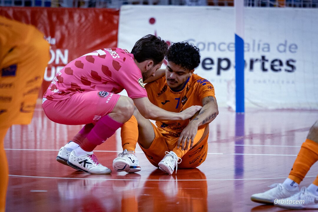 Los jugadores de Jimbee consuelan a los de Burela tras consumarse el descenso del equipo gallego a Segunda División/JCT