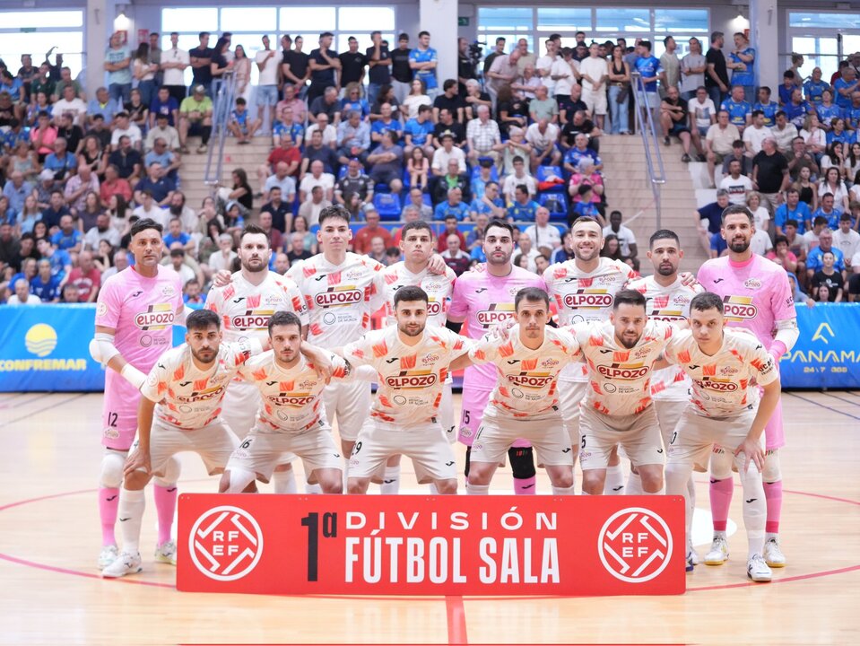Los jugadores de El Pozo Murcia posan antes del encuentro final en Peñíscola/EMCC