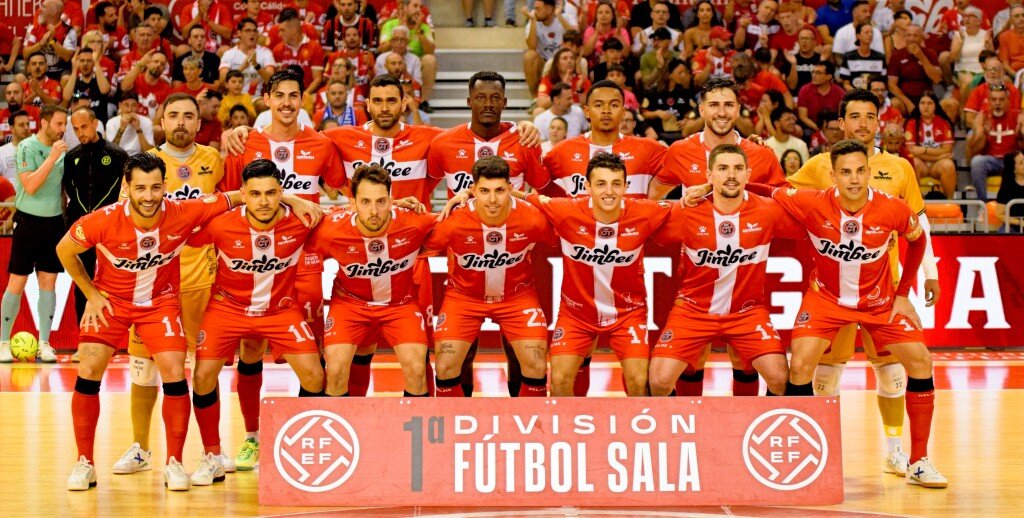 Los jugadores de Jimbee posan antes de arrancar el envite/JCT