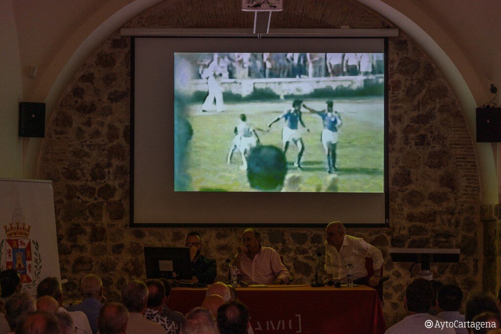 Proyección de un breve resumen del encuentro donde el Naval se llevaba el trofeo sub-23 ante el Oviedo, hace 40 años/CARTAGENA.ES