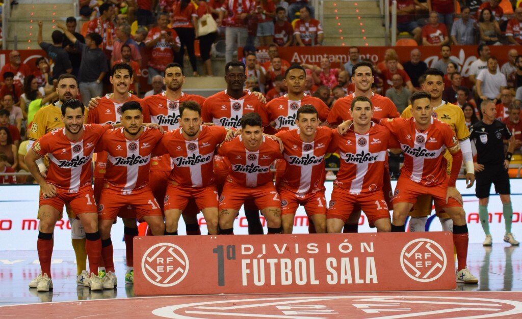 Los jugadores de Jimbee posan para los compañeros de la prensa gráfica antes del encuentro/JCT