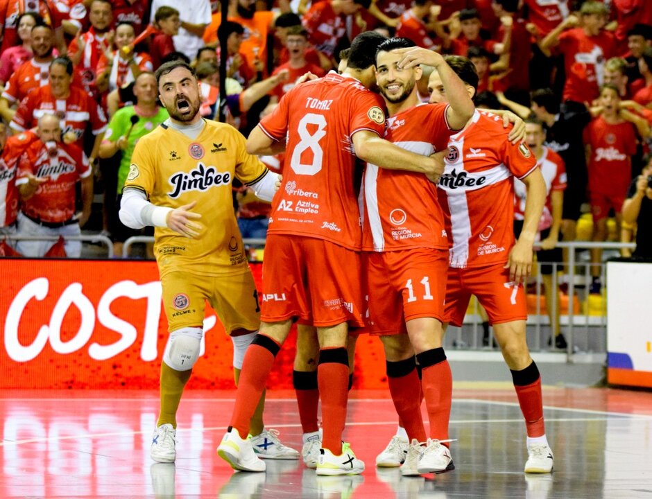 Los jugadores de Jimbee celebran uno de los tantos que le dio el título liguero/JCT