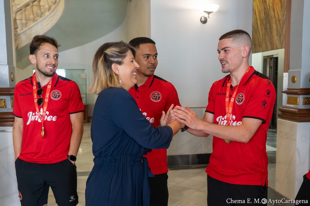 La alcaldesa Noelia Arroyo charla con algunos jugadores meloneros/CARTAGENA.ES