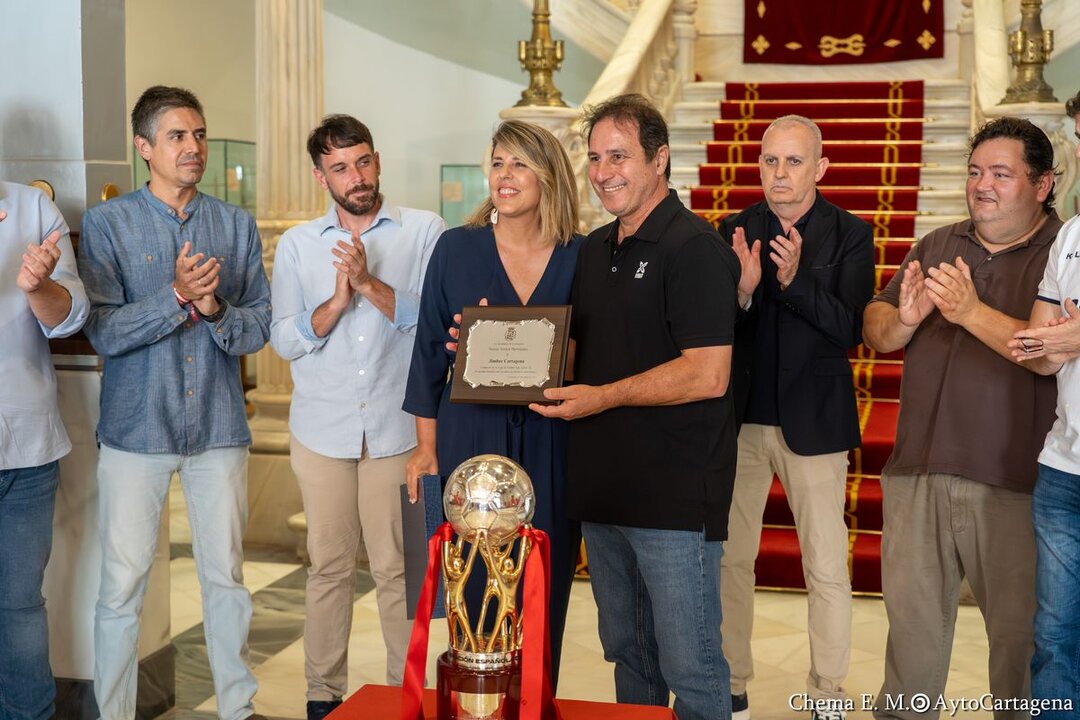 Entrega por parte del consistorio de una placa conmemorativa por el título liguero/CARTAGENA.ES