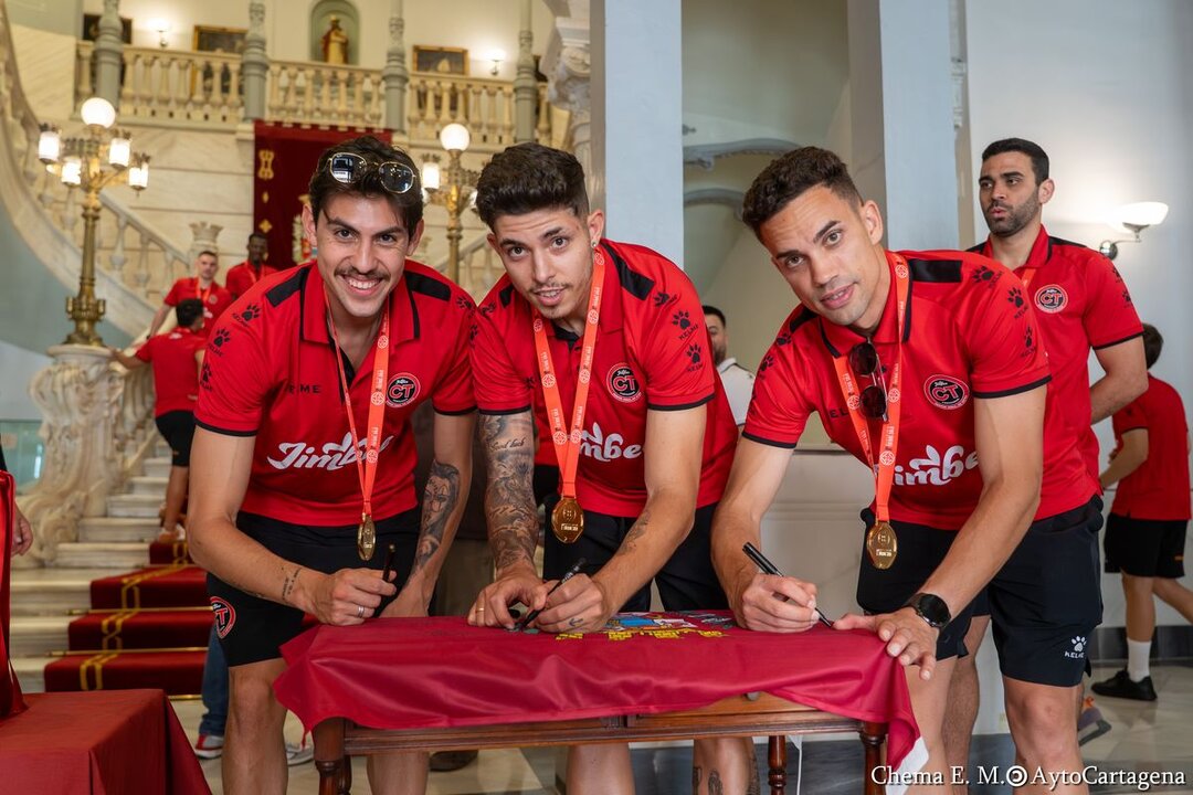 Los jugadores firman una bandera que fue entregada al Ayto/CARTAGENA.ES