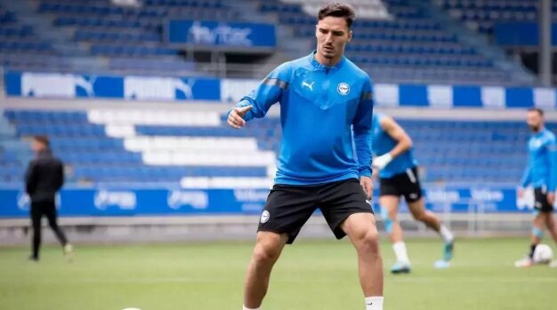 Imanol Baz durante un entrenamiento en Mendizorroza/DEPORTIVO ALAVES