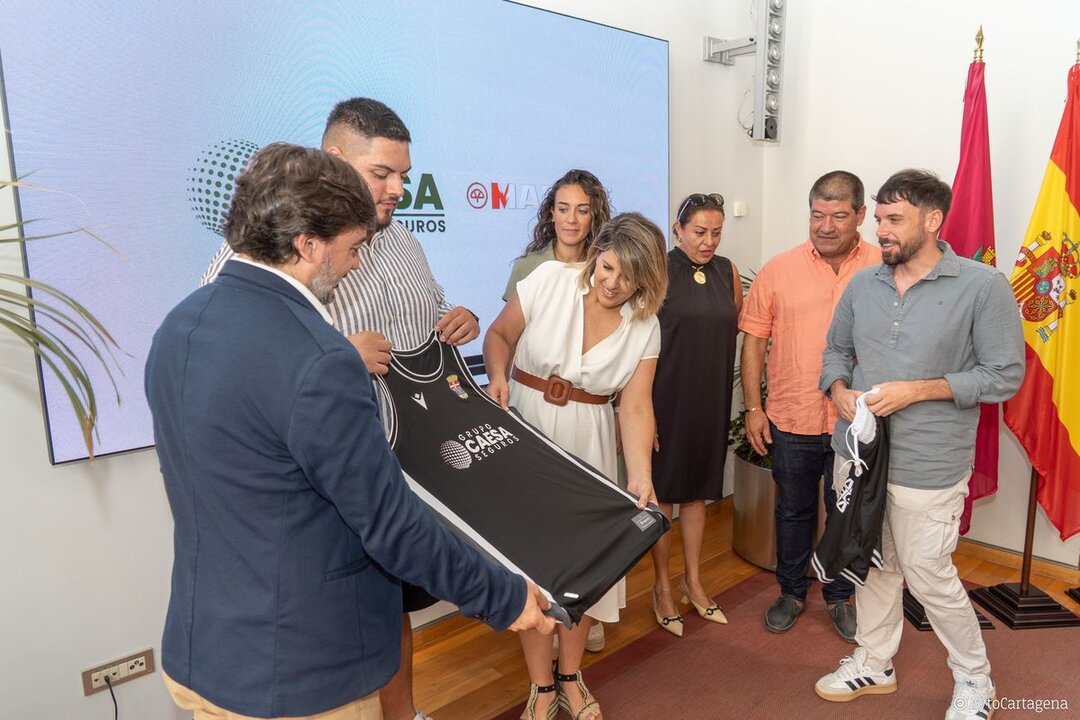 La camiseta lucirá al nuevo patrocinador principal la próxima campaña/CARTAGENA.ES