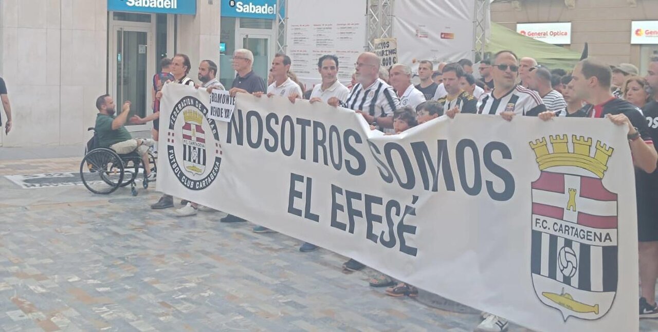"Nosotros somos el Efesé" rezaba la pancarta que encabezaba la manifetación/CARTAGENA DEPORTIVA