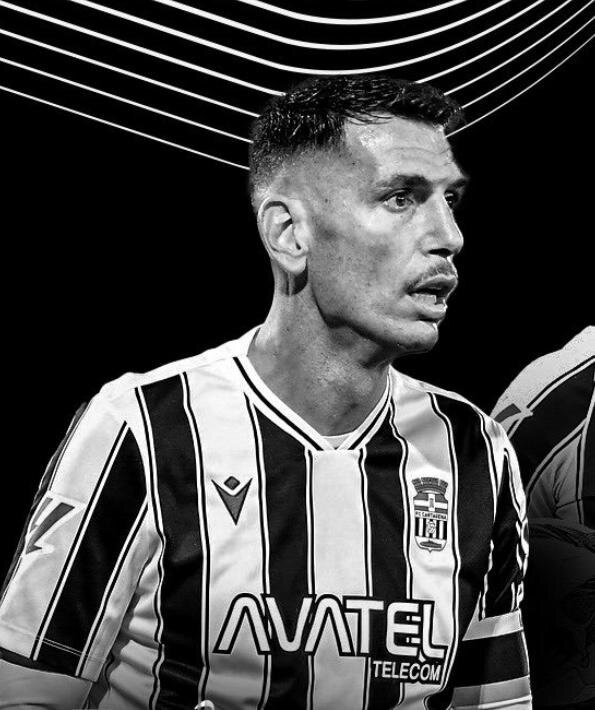 En la camiseta local de la pasada temporada las rayas blancas tenían más protagonismo que las negras, como vemos en la imagen con Pedro Alcalá como protagonista/FCC