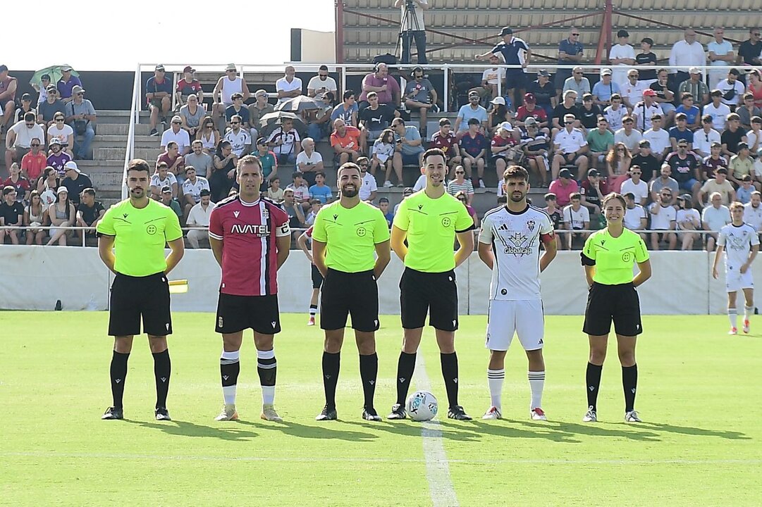 Los dos capitantes junto al equipo arbitral antes de empezar el encuentro/FOTO: FC CARTAGENA