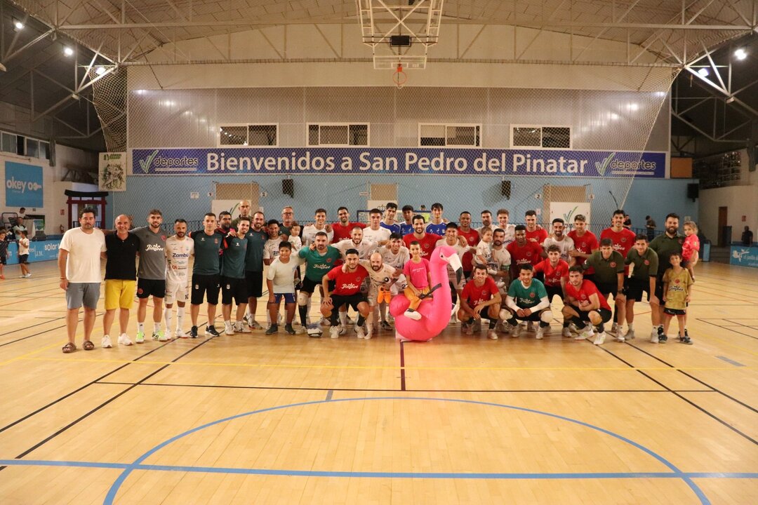 Los integrantes de ambas plantillas se fotografían tras terminar un encuentro donde reinó la cordialidad/Foto: JIMBEE CARTAGENA