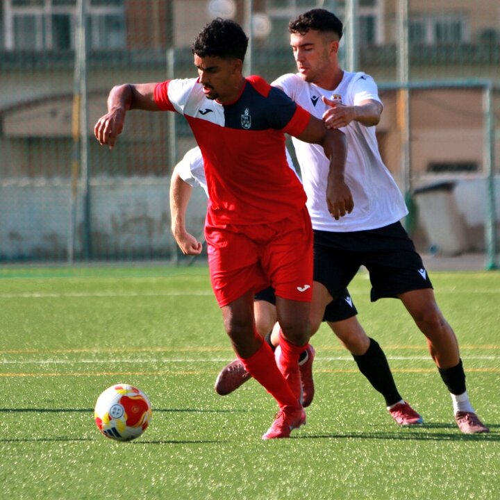 Pugna por un balón en una soleada mañana en Ciudad Jardín/Foto: FCC Cantera