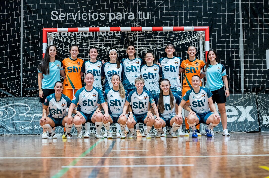Las jugadoras del STV Roldán posa para los compañeros de la prensa gráfica antes de dar comienzo la final/Foto: STV ROLDÁN