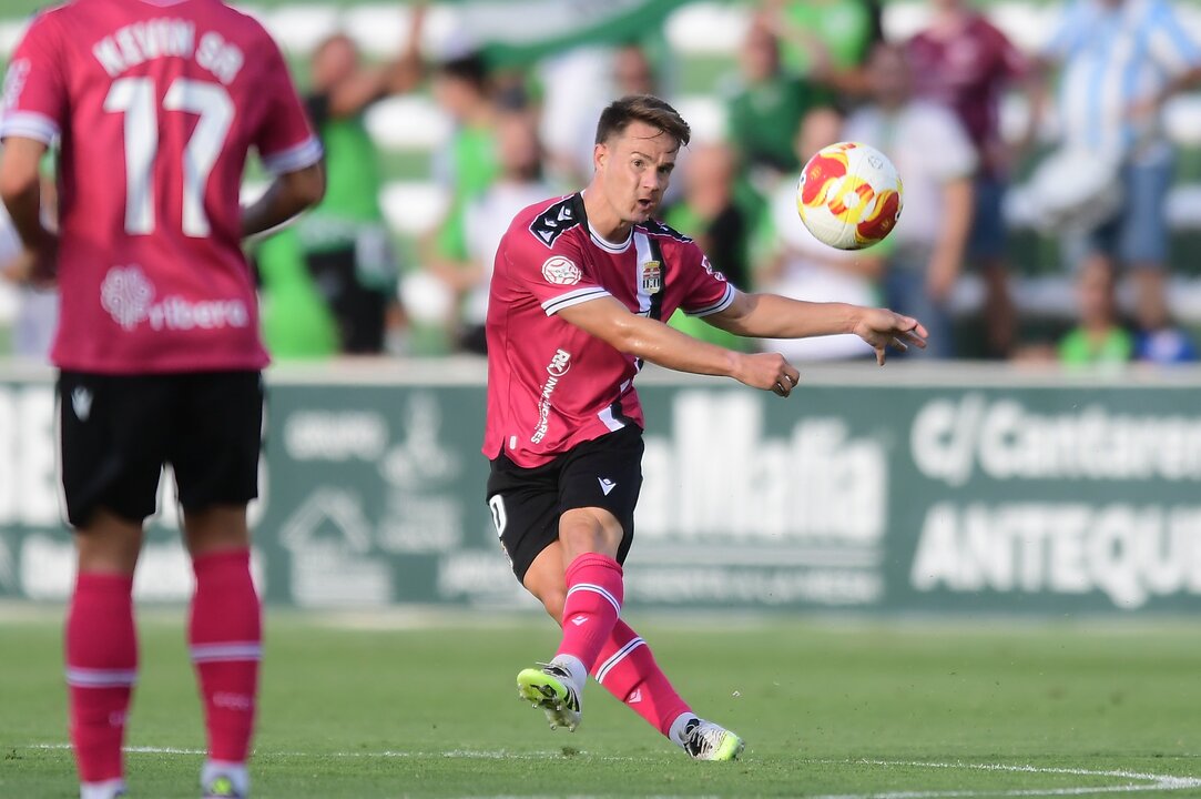 Larrea golpea un saque de falta/Foto: FC CARTAGENA