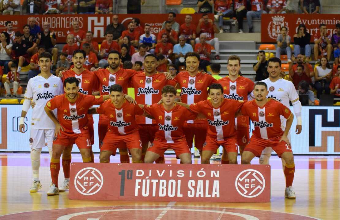 Los jugadores de Jimbee posan para los compañeros de la prensa gráfica antes del encuentro ante el Alzira/Foto: JCT