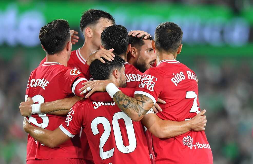 Los jugadores albinegros celebran uno de los goles de aquella tarde victoriosa en Santander, en el debut de Jandro en el banquillo cartagenerista/Foto: FC CARTAGENA