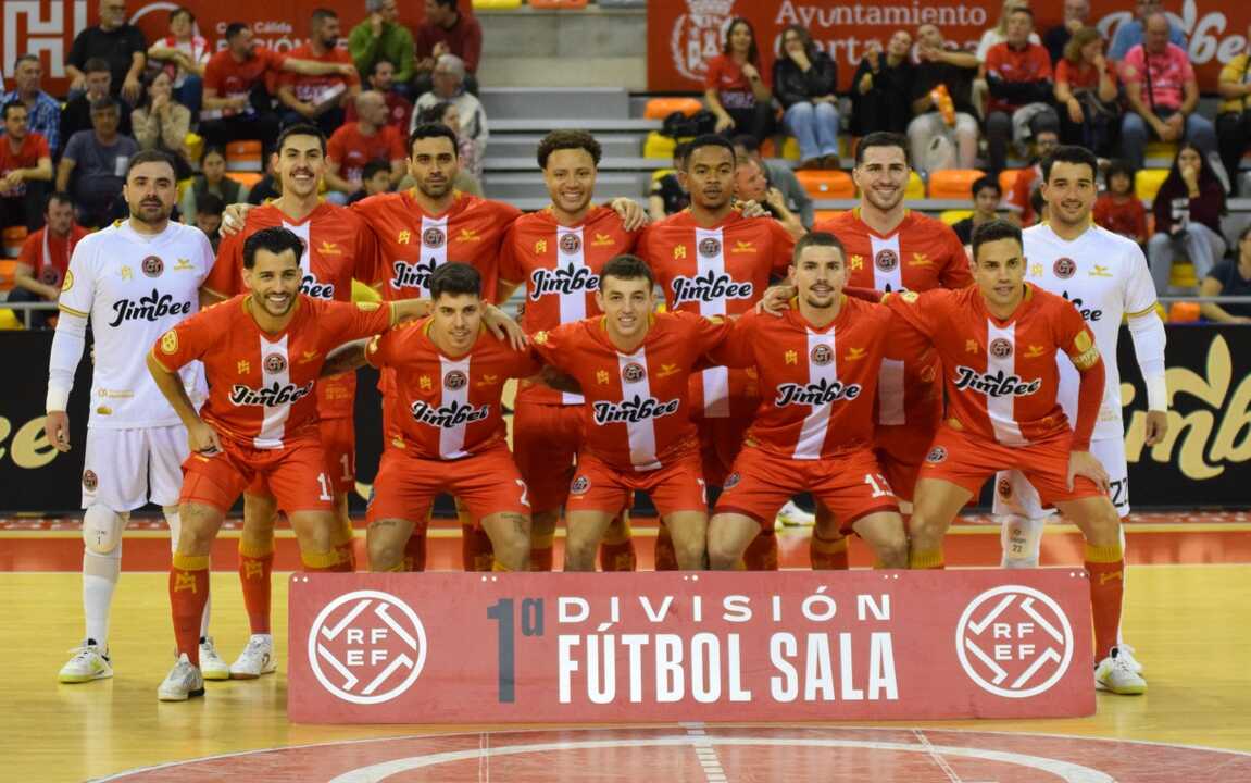 Los jugadores de Jimbee Cartagena posan instantes antes de arrancar el duelo/Foto: JCT