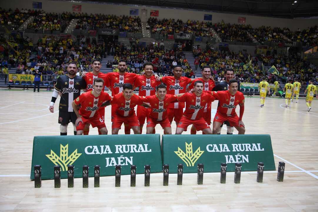 Los jugadores de Jimbee posan ante los compañeros de la prensa gráfica antes de empezar el duelo/Foto: JIMBEE CARTAGENA