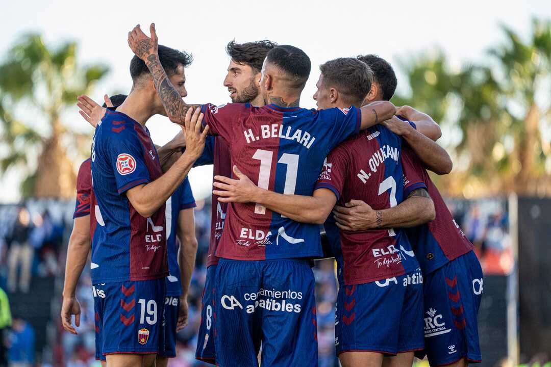 Los jugadores del Eldense celebran la victoria de la pasada jornada ante el vecino Hércules/Foto: CDE